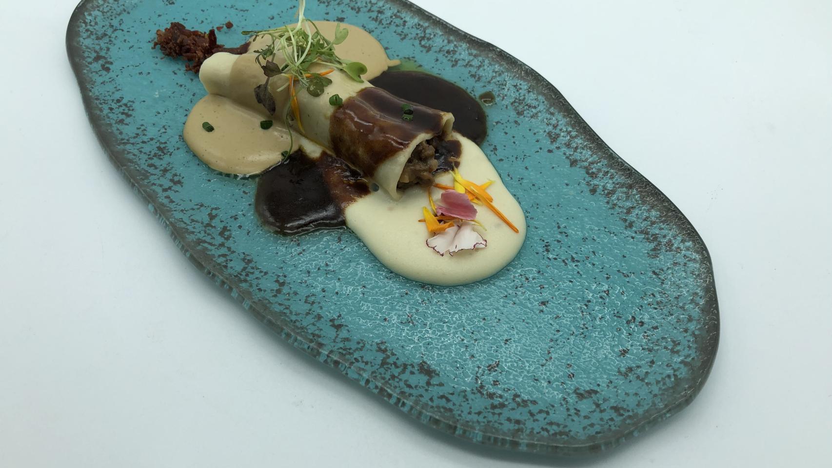 Canelón de carrilleras y hongo sobre cremoso