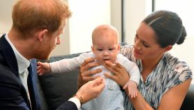 Archie junto a sus padres, el príncipe Harry y Meghan Markle, en una fotografía tomada en 2019.