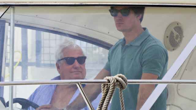 El duque de Alba y su hijo Carlos tras salir a navegar en Marbella.