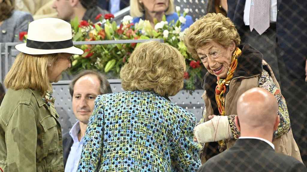 La reina Sofía junto a Piru Urquijo, la abuela de Juan Urquijo, saludándose en el Madrid Open de tenis.