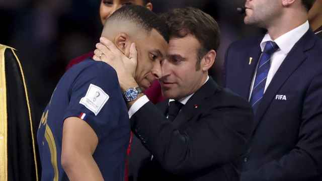 Kylian Mbappé y Emmanuel Macron, tras la final del Mundial de Qatar 2022