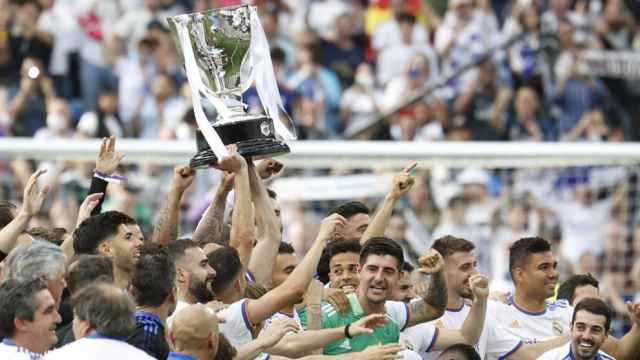 Los jugadores del Real Madrid levantan el título de Liga en 2022.