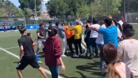 Momento de la pelea entre los padres del Sabadell y el Ripollet.