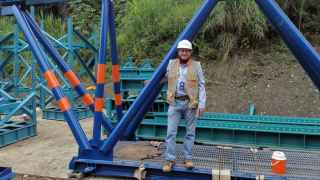 El invento de un ingeniero español que sortea obstáculos para construir una estructura de 22 puentes prefabricados