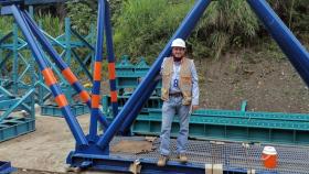 El ingeniero Rafael Pablo Guillén Carmona junto a su invento para el montaje de puentes.