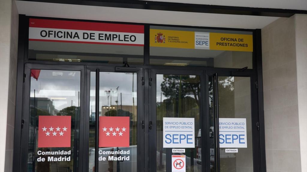 Acceso a una oficina del SEPE.