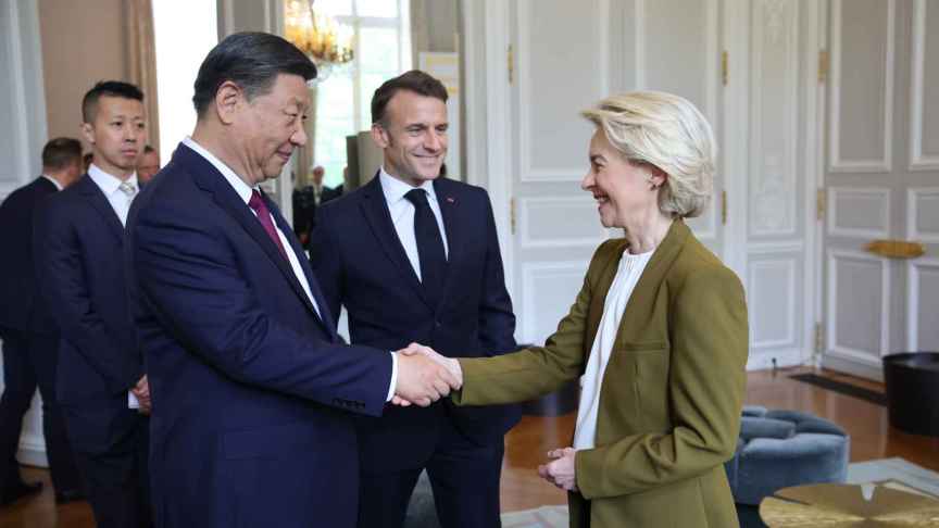 Ursula von der Leyen saluda a Xi Jinping en presencia de Emmanuel Macron durante la reunión de este lunes en París