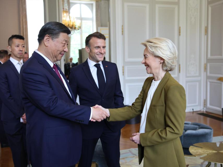 Ursula von der Leyen saluda a Xi Jinping en presencia de Emmanuel Macron durante la reunión de este lunes en París.