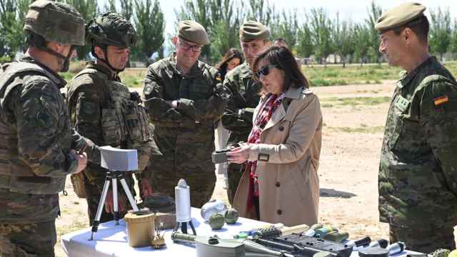 La ministra de Defensa, Margarita Robles, durante su visita al Regimiento de Pontoneros y Especialidades de Ingenieros número 12, en el Acuartelamiento ‘Sangenis’, en Monzalbarba (Zaragoza).