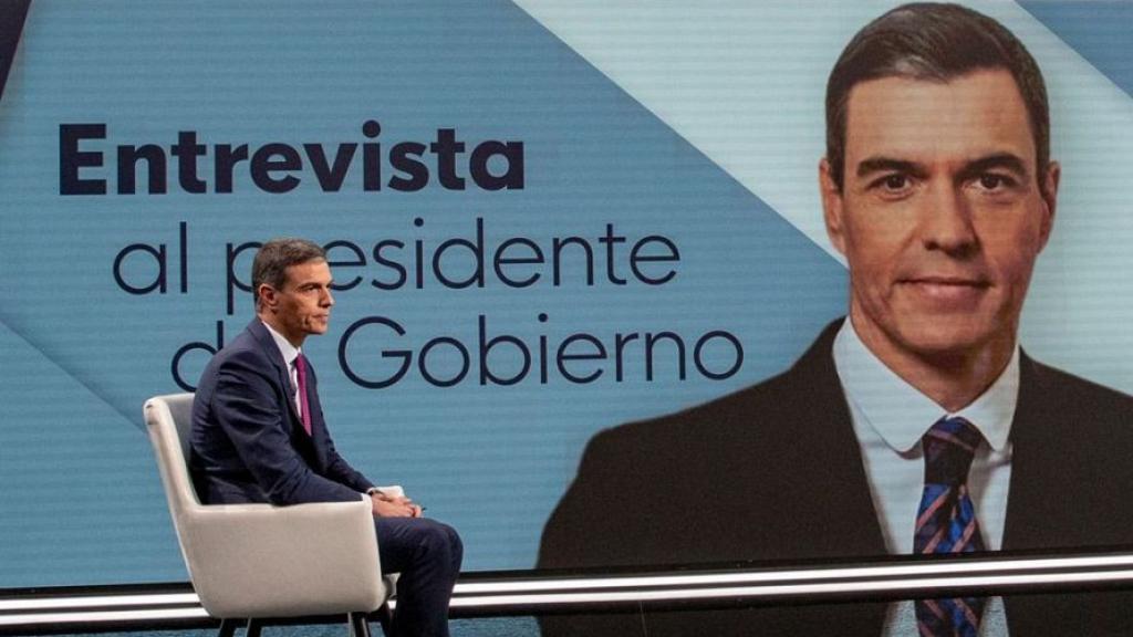 Un momento de la entrevista de Pedro Sánchez, presidente del Gobierno, en las segunda edición el Telediario de RTVE.