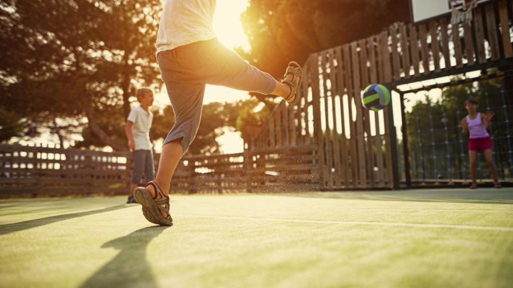 Niños jugando al fútbol en el patio.