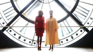 De blanco y rojo: así fue la aparición estelar de las primeras damas Brigitte Macron y Peng Liyuan