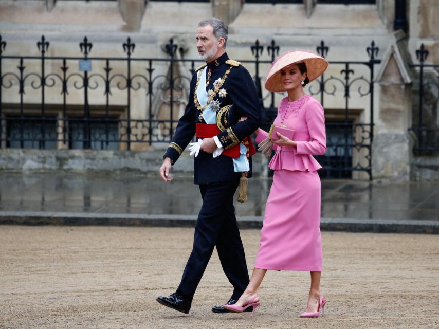 Letizia, con total look rosa, y Felipe VI llegan a Westminster el 6 de junio de 2023.