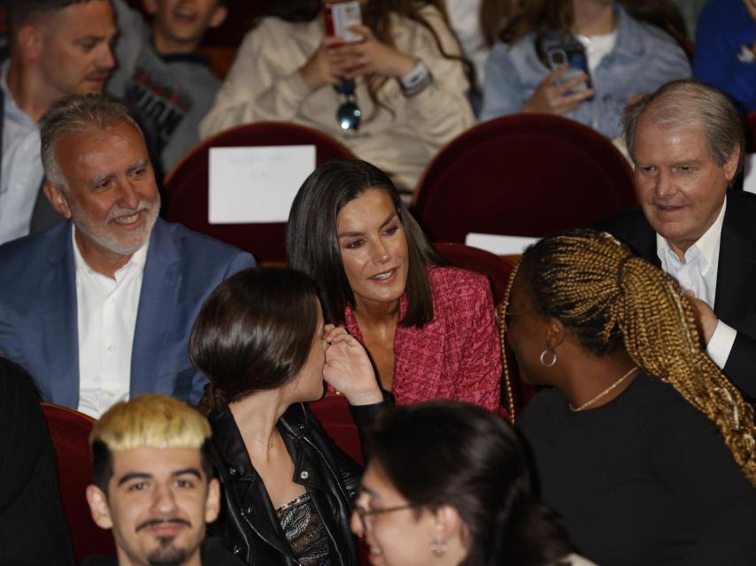 Letizia charla con algunos jóvenes antes del concierto.