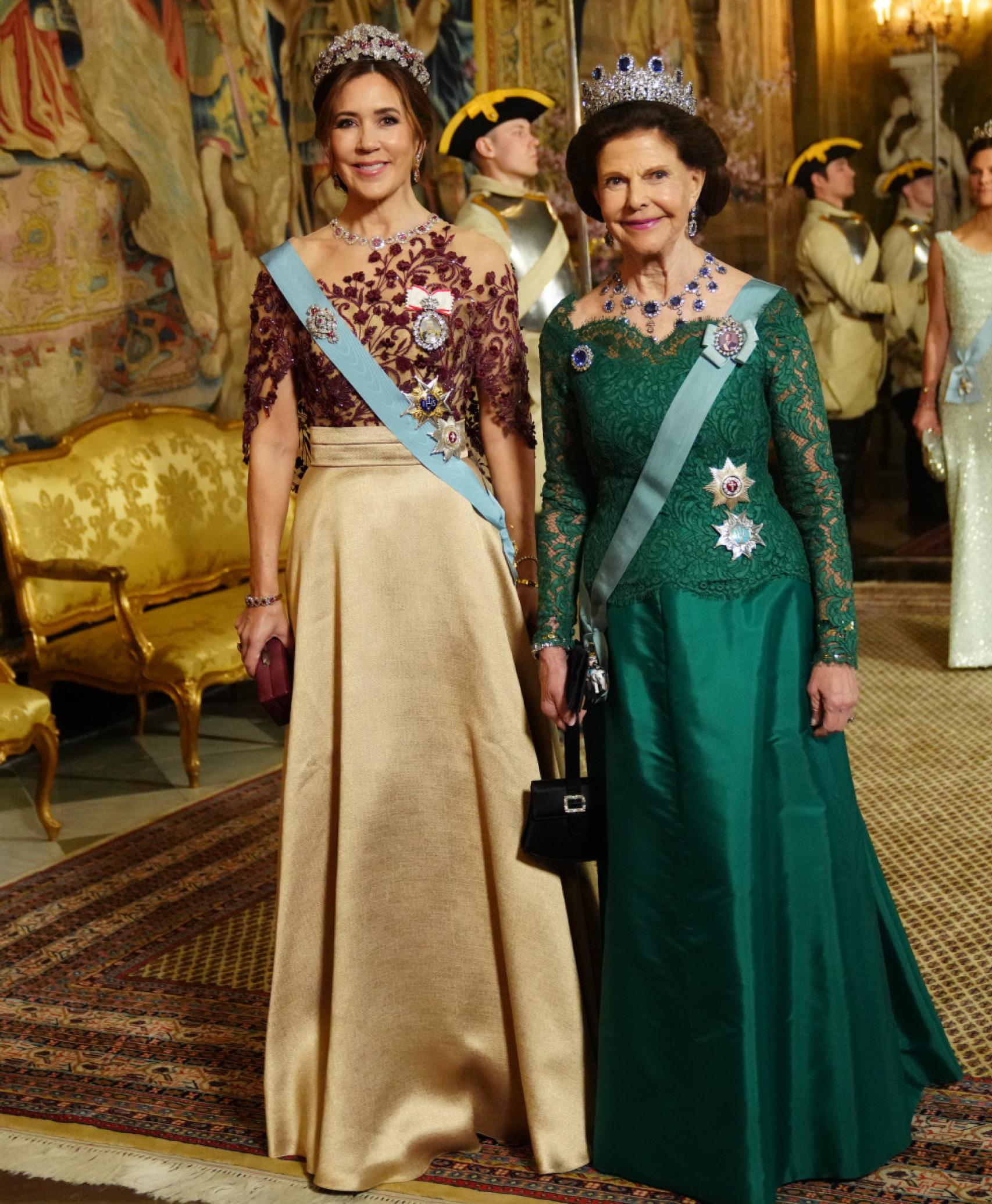 Silvia de Suecia, con tiara de zafiros, junto a la reina danesa.