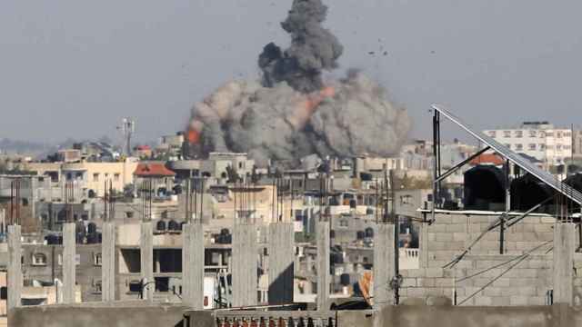 Una columna de humo se eleva tras los bombardeos del Ejército de Israel en Rafah.