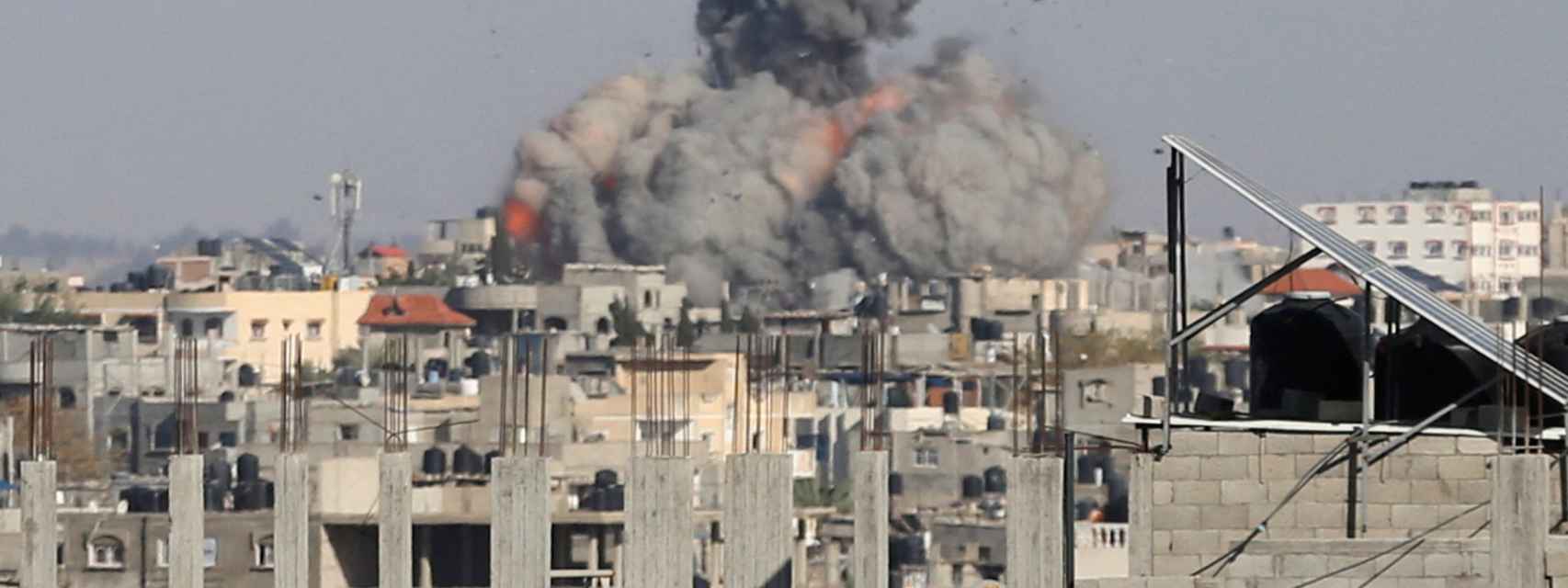 Una columna de humo se eleva tras los bombardeos del Ejército de Israel en Rafah.