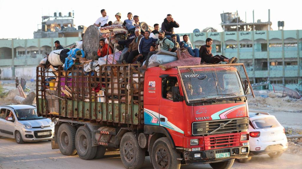 Desplazados palestinos evacúan Rafah ante la ofensiva israelí.
