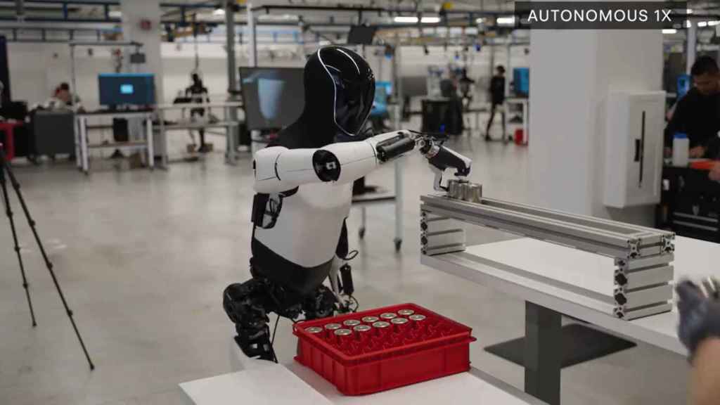 El robot humanoide Optimus Gen 2 de Tesla cogiendo pilas.