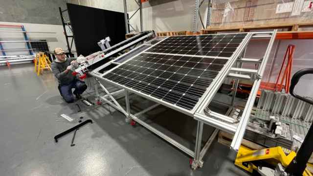 El robot ASCR en la planta de desarrollo de Solar Energy Robotics