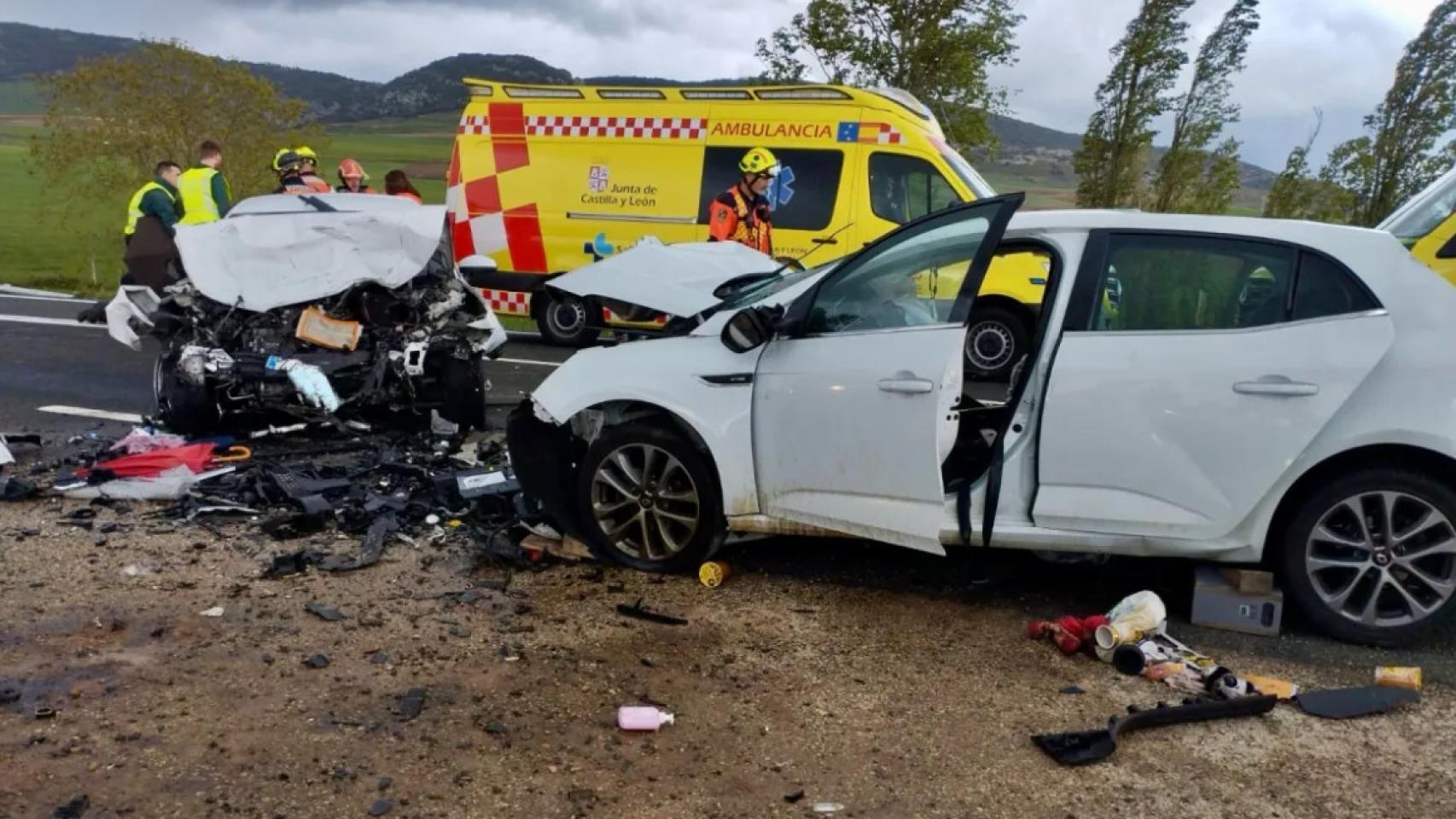 Imagen de los dos vehículos implicados en un accidente de tráfico sucedido en la N-232 a su paso por el término de la localidad riojana de Foncea.