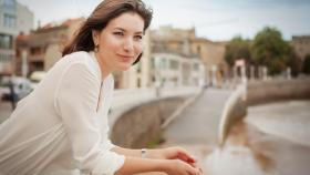 Mujer disfrutando del paisaje en Gijón (Asturias).