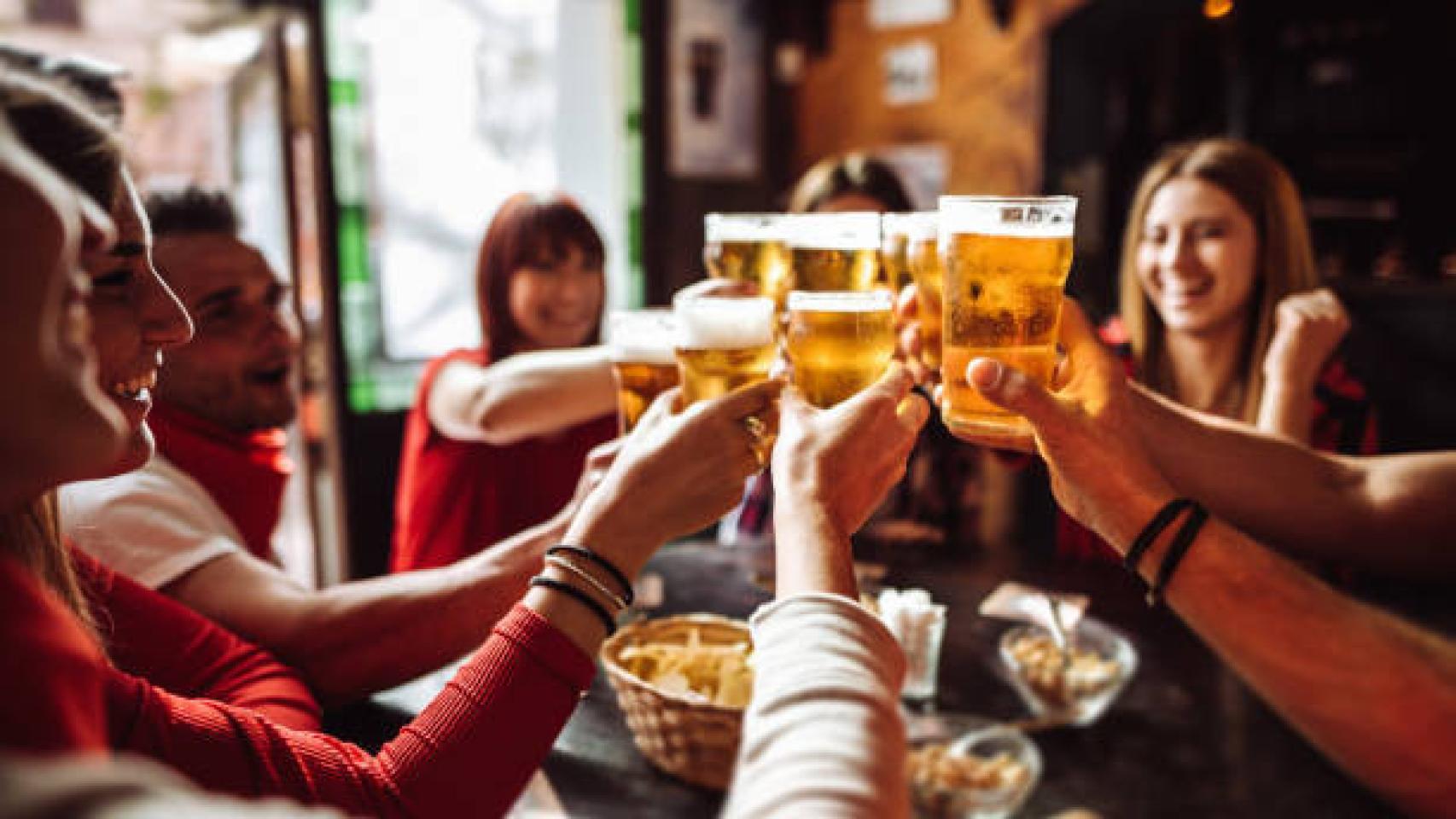 Un grupo de amigos tomando cervezas en un bar