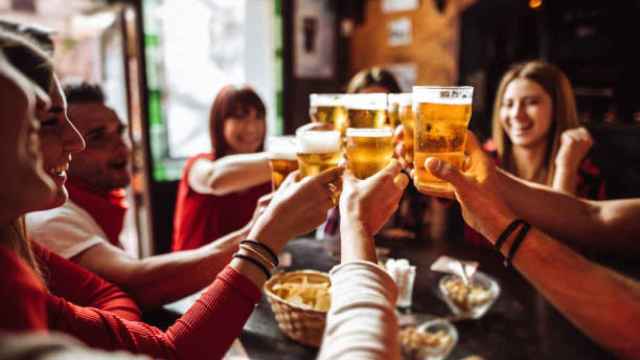 Un grupo de amigos tomando cervezas en un bar