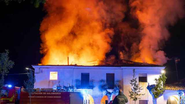 Intervención de los bomberos en el incendio de dos viviendas en Águeda