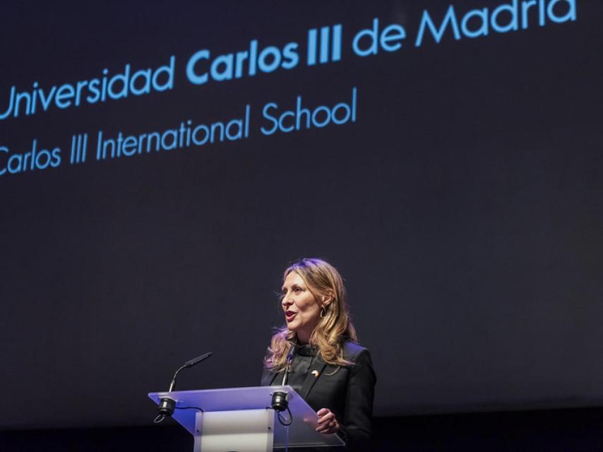 La directora de la oficina de la Escuela Internacional Carlos III.