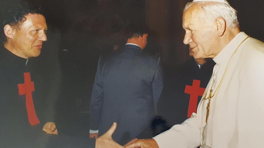 El padre Arnaldo Pangrazzi saludando al Papa Juan Pablo II.