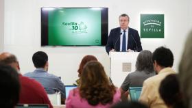 El presidente de la Diputación, Javier Fernández, se dirige a los medios en Sevilla este martes.