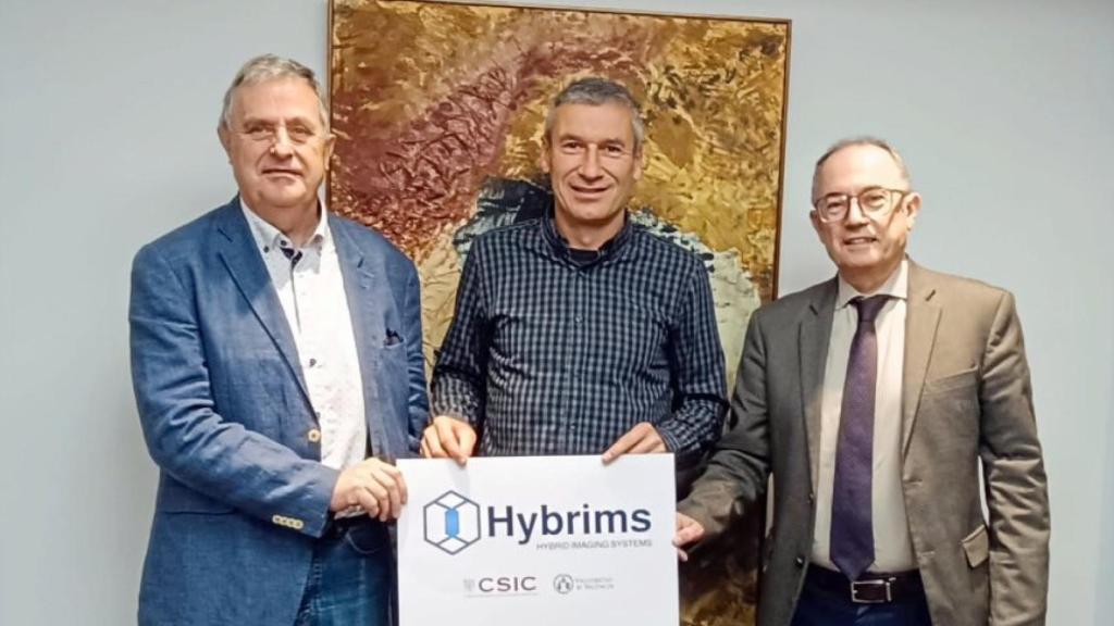 De izquierda a derecha, Juan Fuster, delegado CSIC CV; Luis Caballero, promotor Hybrims; Juan Vicente Climent, gerente UV.