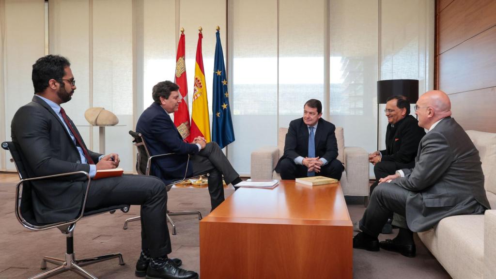 El presidente de la Junta de Castilla y León, Alfonso Fernández Mañueco, y el embajador de la India en España, Dinesh Kumar Patnaik, en una reunión