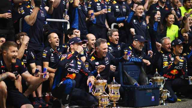 El equipo Red Bull celebra su primer y segundo puesto en el GP de Baréin 2024