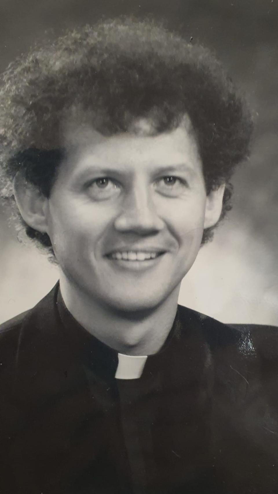 El padre Arnaldo Pangrazzi en una foto en blanco y negro en sus inicios en el Ministerio de los Camilos.