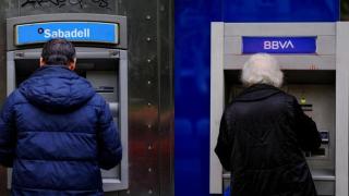 La banca se frota las manos con la opa de BBVA a Sabadell y aprovechará la oportunidad para captar negocio