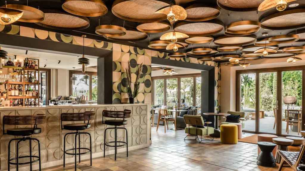 El único hotel de España con 'social hour' para beber vino gratis y charlar con desconocidos