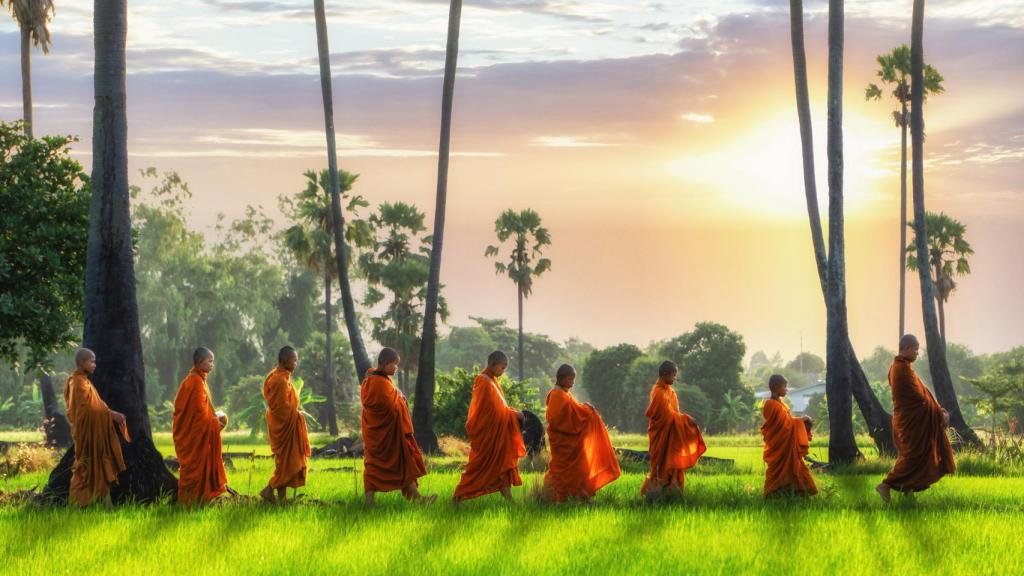 Monjes budistas caminando.