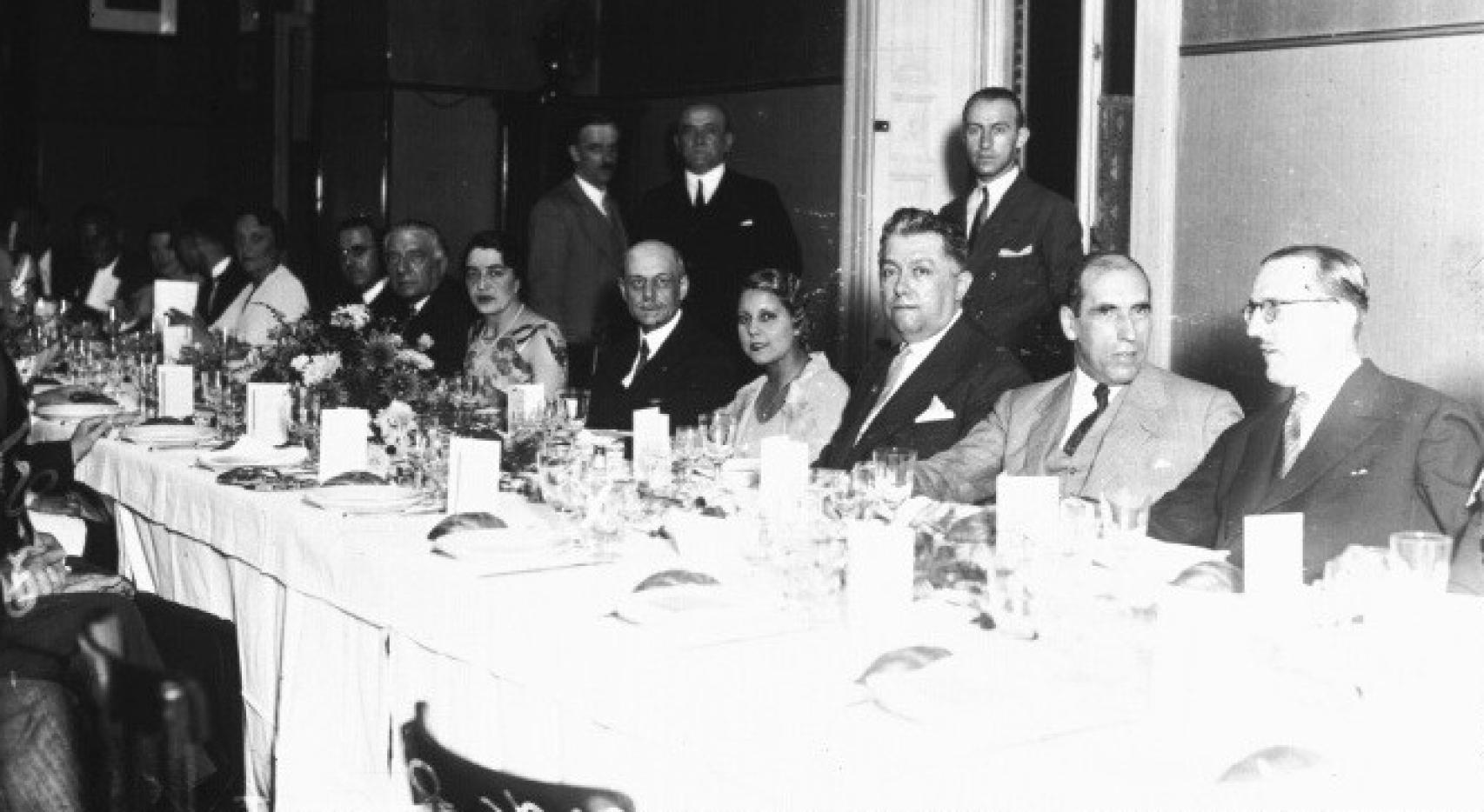 Jean Herbette, embajador de Francia en España, durante un banquete. Es la quinta persona sentada contando desde la derecha.
