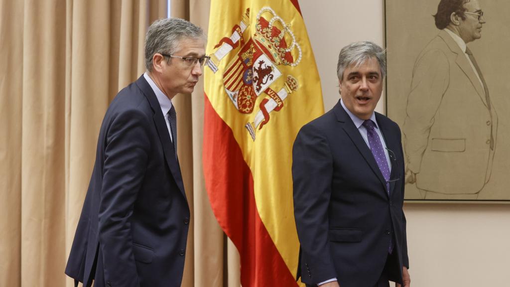 El gobernador del Banco de España, Pablo Hernández de Cos (i), acompañado por el presidente de la Comisión de Economía del Congreso, Pedro Puy Fraga antes de comparecer en la Comisión