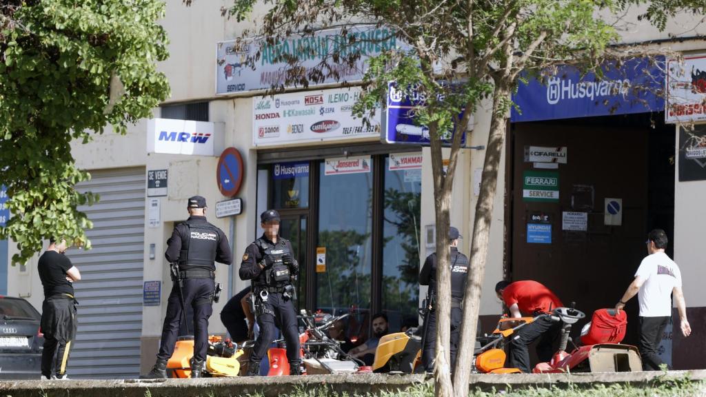 Agentes de la Policía Nacional, en el lugar del suceso.