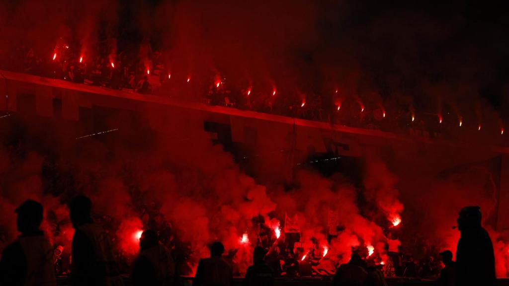 Los aficionados del PSG encienden bengalas en el partido de Champions contra el Dortmund.