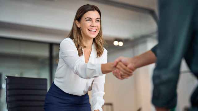 Una mujer sonríe tras llegar a un acuerdo, en una imagen de Shutterstock.