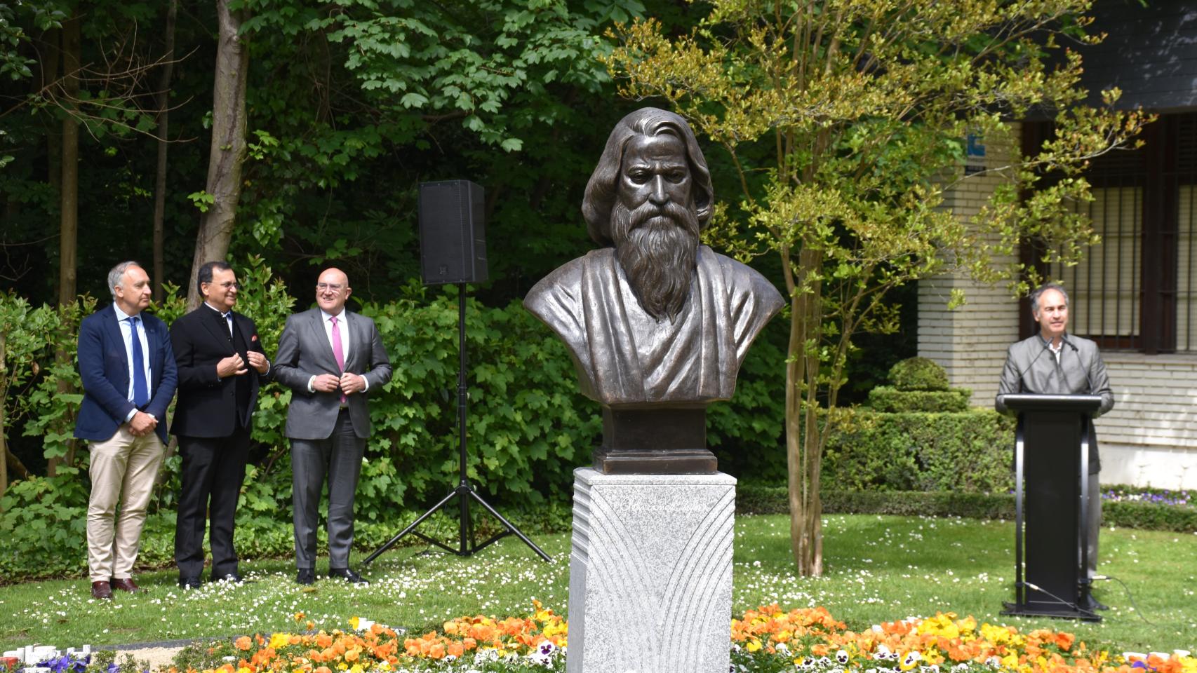 El alcalde de Valladolid inaugura junto al embajador de la India, Dinesh K. Patnaik, el director de Casa de la India, Guillermo Rodríguez, y el rector de la UVA, Antonio Largo, una escultura del poeta bengalí Rabindranath Tagore