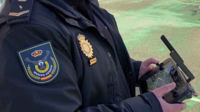Un Policía Nacional utilizando un dron
