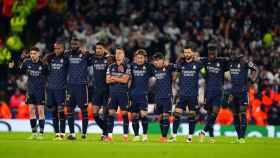 Los jugadores del Real Madrid durante la tanda de penaltis frente al City en Machester