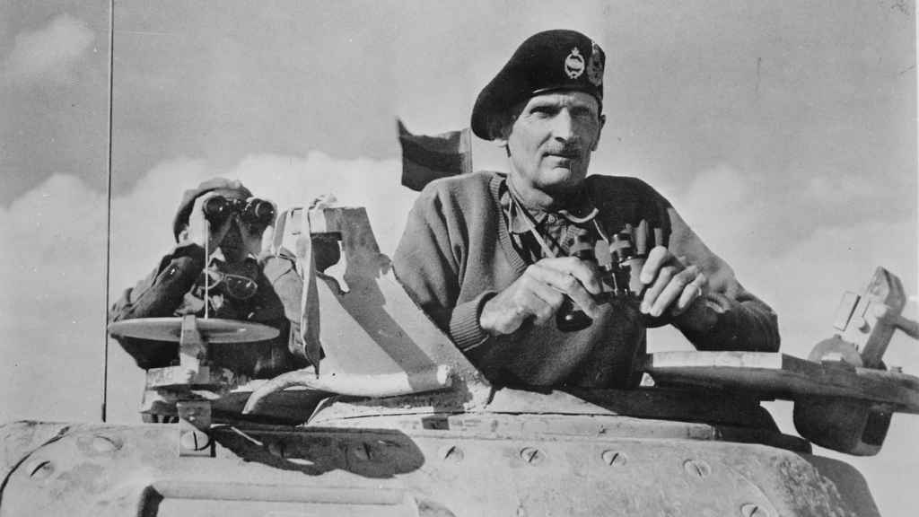 Montgomery a bordo de un tanque Grant en el Norte de África en noviembre de 1942. Foto: Wikipedia.