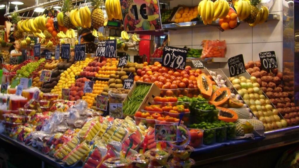 Puesto de frutas de un supermercado.