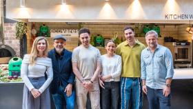 Los chefs del Cenador de Amós, Pepe Vieira, Les Cols y OBA junto a la DIRCOM de Ecovidrio, Beatriz Egido, en la presentación de EcoVares.